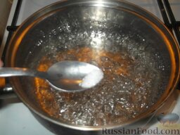 Запеканка из макарон и творога: Как приготовить запеканку из макарон и творога:    Вскипятить 1-1,5 литра воды. Добавить соль.