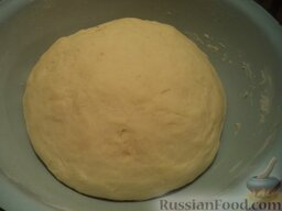 Дрожжевое тесто: Затем месить тесто до тех пор, пока оно не перестанет прилипать к рукам. Подготовленное тесто посыпать мукой, накрыть салфеткой и дать подняться в теплом месте (около часа).