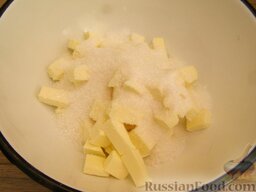 Печенье из овсяных хлопьев: Масло растереть с сахаром в пену.