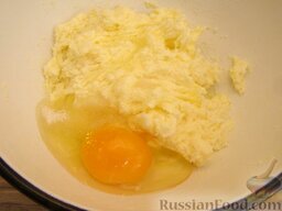 Печенье из овсяных хлопьев: Добавить яйцо и пряности (ванильный сахар или цедру лимона).