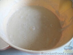 Дрожжевые оладьи: Когда тесто поднимется, добавить в него взбитые в густую пену яичные белки. Все хорошо взбить. Тесто должно быть жидким.