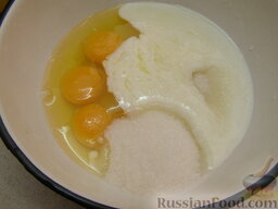 Оладьи из простокваши: Как приготовить оладьи из простокваши:    В миске смешать простоквашу, соль, сахар, яйца и соду.
