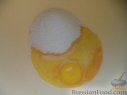 Запеканка из тыквы и яблок: Отделите желтки от белков. К желткам добавьте сахар. Взбейте.