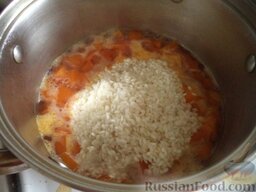 Запеканка из риса и тыквы: Добавьте промытый рис.
