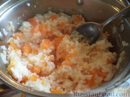 Запеканка из риса и тыквы: После этого массу охладите, положите яйца, растопленное сливочное масло, сахар и тщательно перемешайте.  Включите духовку.