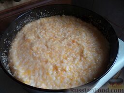 Запеканка из риса и тыквы: Массу выложите в форму, смазанную маслом, посыпанную молотыми сухарями.