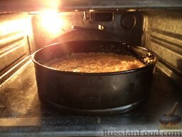 Запеканка из риса и тыквы: Форму поставьте в духовку на среднюю полку, выпекайте запеканку с тыквой и рисом в духовке при температуре 180 градусов до золотистой корочки  (около 30-35 минут).