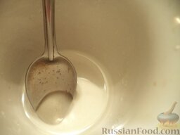 Пирожки с повидлом: Сделать сладкую воду (растворить 1 ст. ложку сахара в 1 ст. ложке воды).