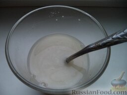 Пирожки с повидлом: В небольшом количестве молока (50 мл) растворить дрожжи, добавив чайную ложку сахара, щепотку соли.