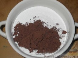 Глазурь шоколадная масляная: Как приготовить шоколадно-масляную глазурь:    Соединить и просеять вместе сахарную пудру и какао.