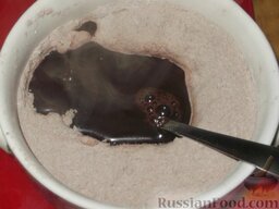 Глазурь шоколадная масляная: Воду вскипятить. Пудру и какао смешать вначале с горячей водой (кипятком). Быстро размешать до однородности.