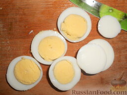 Салат из креветок с картофелем, яйцами и горошком: Оставшееся яйцо нарезать кружочками.