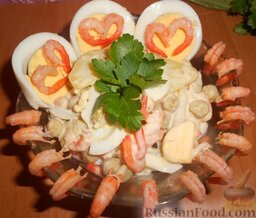 Салат из креветок с картофелем, яйцами и горошком: Выложить салат из креветок в салатник и украсить кружочками вареного яйца, креветками и зеленью.