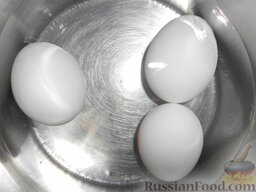 Салат из креветок с картофелем, яйцами и горошком: Яйца (3 шт.) поместить в кастрюлю и залить холодной водой. Варить на среднем огне 8-10 минут.