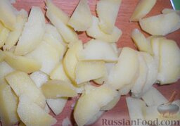 Салат из креветок с картофелем, яйцами и горошком: Картофель почистить. Вареный картофель нарезать ломтиками и высыпать в глубокую ёмкость.