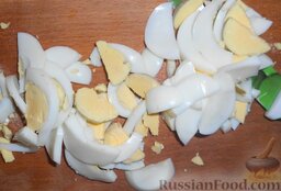 Салат из креветок с картофелем, яйцами и горошком: Яйца остудить и почистить. Два сваренных вкрутую яйца нарезать таким же образом, как и картофель (одно яйцо оставить).