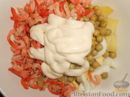 Салат из креветок с картофелем, яйцами и горошком: Остальные подготовленные креветки добавить в салат. Заправить салат из креветок майонезом. Посолить.