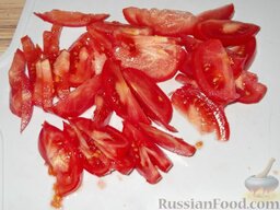 Салат из помидоров с тресковой печенью: Помидоры вымыть, разрезать пополам, а затем тонкими ломтиками.