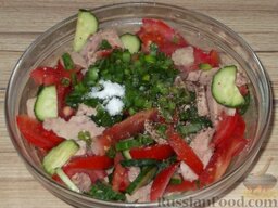 Салат из помидоров с тресковой печенью: В салат добавить мелко нарезанный зеленый лук, соль, перец.