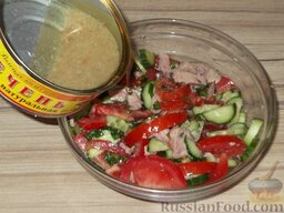 Салат из помидоров с тресковой печенью: Заправить оставшимся тресковым жиром (3-4 ст. ложки). Перемешать салат.