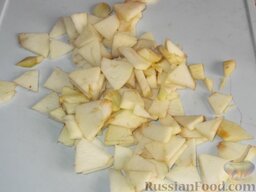 Салат из консервированного тунца с яблоками и сельдереем: Нарезать ломтиками очищенные от кожицы яблоки (лучше антоновские).