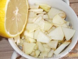 Салат из консервированного тунца с яблоками и сельдереем: Сбрызнуть лимонным соком, чтобы они не потемнели.