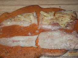 Минтай жареный по-калининградски: Чтобы готовой рыбе придать овальную форму, подготовленное филе разрезать. На середину одного куска положить жареный лук.