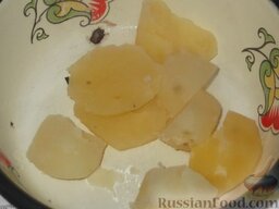 Скумбрия (минтай), запеченная в сметанном соусе: Картофель очистить и вымыть. Отварить картофель. Для этого залить картофель водой, довести до кипения, добавить щепотку соли, варить 10 минут. Затем нарезать картофель дольками.