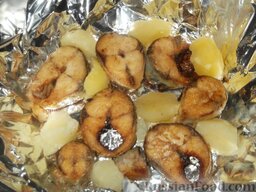 Скумбрия (минтай), запеченная в сметанном соусе: Противень застелить фольгой и смазать маслом.    На смазанную жиром сковороду уложить рыбу и нарезанный дольками картофель.