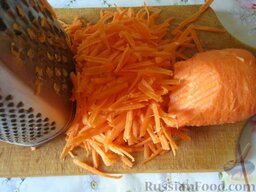Плов с курицей: Морковь натереть на крупной терке или нарезать соломкой.