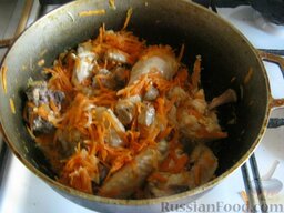 Плов с курицей: Добавить морковь, перемешать и жарить несколько минут.