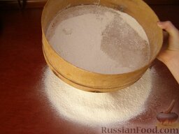 Тесто для мант: Как приготовить тесто на манты:    Замесить тесто из муки, соли и теплой воды.     Для этого муку просеять через мелкое сито горкой на стол.