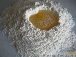 Тесто для пельменей: Сделать сверху углубление, разбить в него яйца, влить часть холодной воды, можно добавить немного соли.