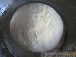 Тесто для пельменей: Скатать тесто для пельменей в шар, накрыть салфеткой и оставить на полчаса.