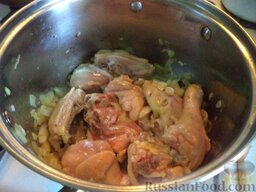 Жаркое с курицей: Выложить подготовленную курицу и лук в масло. Обжарить в нем лук и кусочки курицы, помешивая периодично, на среднем огне (7-10 минут).    Вскипятить чайник.