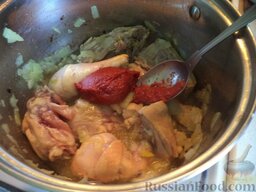 Жаркое с курицей: Добавить томатную пасту. Можно использовать нарезанные свежие помидоры. (Помидоры для этого вымыть, нарезать кубиками или тонкими ломтиками).