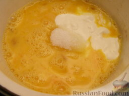 Шарики творожные жареные: Яйца взбить и смешать со сметаной, сахаром, перемешать. Аккуратно, порциями влить растопленное масло.
