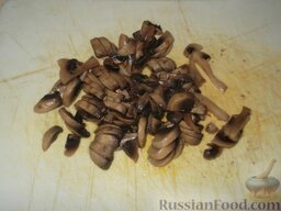 Соус грибной со сметаной: Грибы, отваренные в подсоленном кипятке, нарезать полосками.