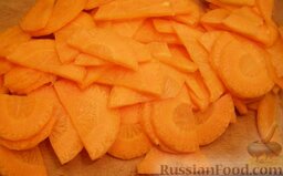 Говядина тушеная с черносливом: Морковь очистить, вымыть, нарезать дольками или тонкими полукольцами.