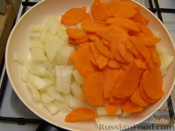 Говядина тушеная с черносливом: На сковороде разогреть 2 ст. ложки растительного масла. Спассеровать на жире лук и морковь, помешивая, на среднем огне до золотистого цвета. Время обжарки - 15-20 минут.