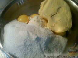 Творожный торт I: Добавить сливочное масло и сахарную пудру с ванилином.