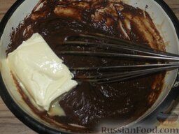 Крем для шоколадного торта: Добавить размягченное масло.
