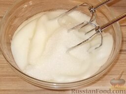 Пирожные «безе»: Затем постепенно ввести сахар, продолжая взбивать белки до плотной, густой массы.