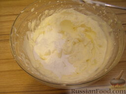 Крем из сливок: Постепенно добавляют сахарную пудру, а затем ванильную пудру (желательно не прекращая взбивать). Нужно следить, чтобы не 