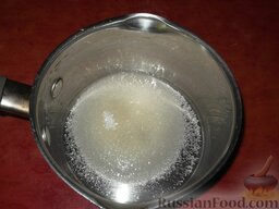 Крем белковый заварной: Приготовление белкового заварного крема состоит из следующих стадий: приготовления сиропа, взбивания белков, соединения продуктов.    Смешивают сахар и воду.