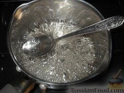 Крем белковый заварной: Сахар с водой доводят до кипения, снимают пену и уваривают до 120°С.