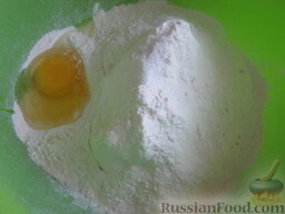 Тесто для бешбармак: К муке добавить куриное яйцо и соль.
