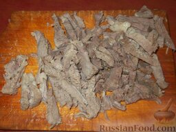Бешбармак по-киргизски: Готовое мясо вынимают из бульона и нарезают тонкими ломтиками шириной 0,5 см, длиной 5 см