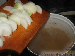 Бешбармак по-киргизски: Опускают лук в кипящий бульон на 2-3 минуты, затем вынимают.