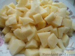 Лагман: Картофель почистить, помыть и нарезать кубиками (размером приблизительно 1*1 см).